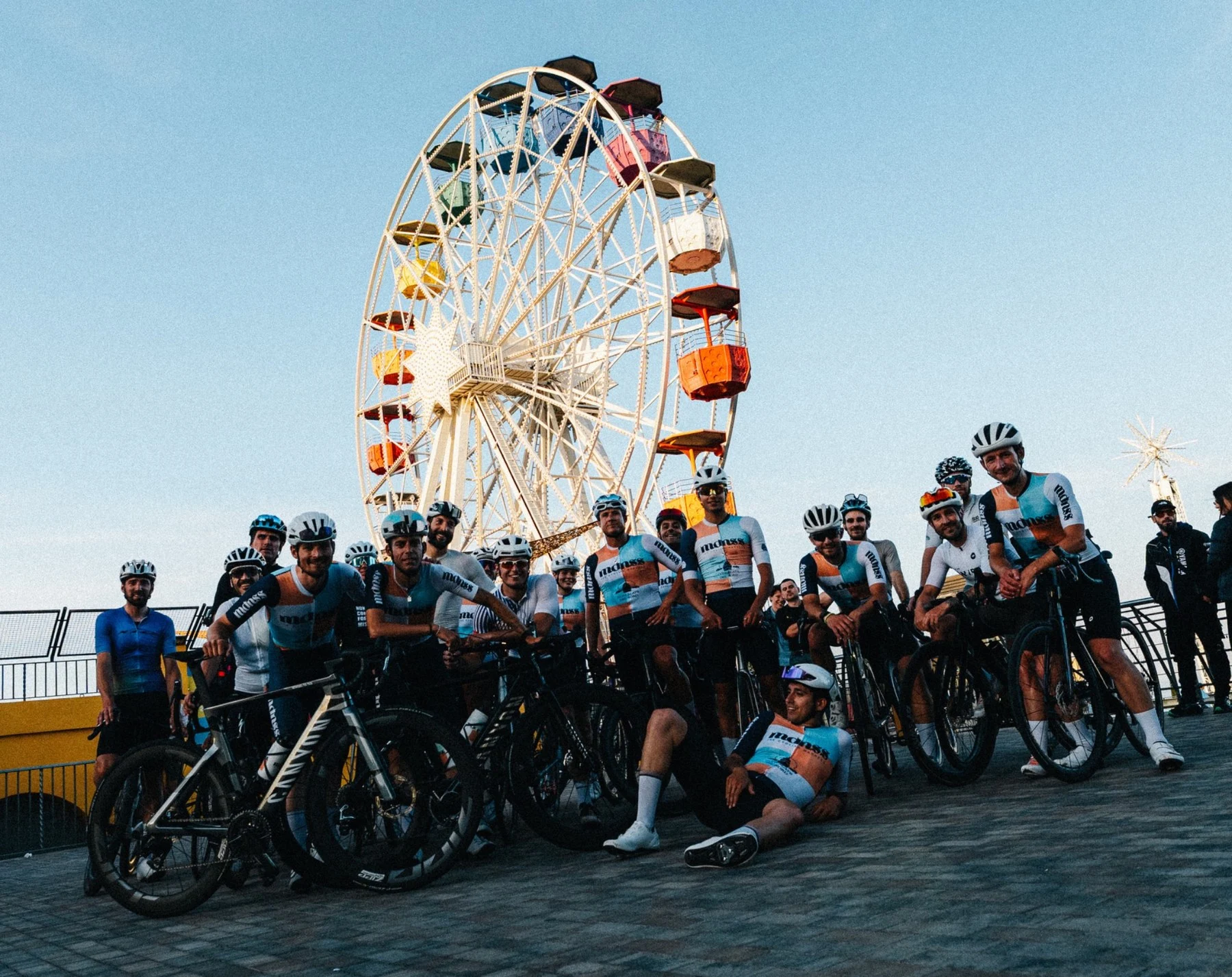 Grupo ciclista de Trek Barcelona Centro junto a una noria